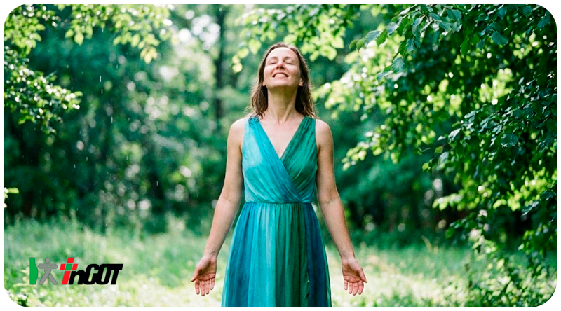 Uma mulher em um abinete tranquilo olhando para cima demonstrando que está sem dores na coluna e sem dores na lombar.