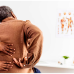 A dor sempre volta? Entenda por que tratar apenas o sintoma não resolve sua dor lombar